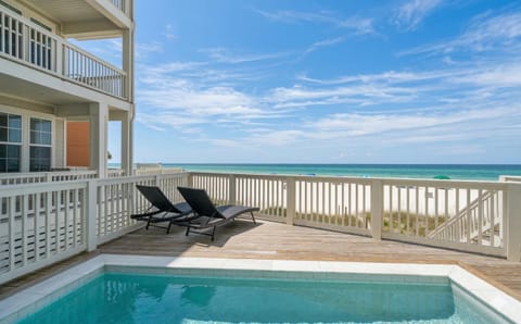 Patio, Day, Natural landscape, View (from property/room), Balcony/Terrace, Beach, Pool view, Sea view, Swimming pool, sunbed