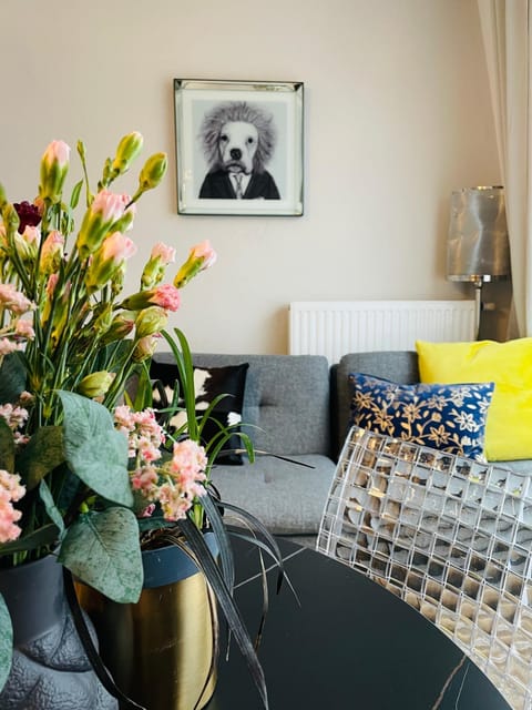 Living room, Decorative detail, Seating area