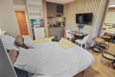 Bed, TV and multimedia, Dining area, Communal kitchen