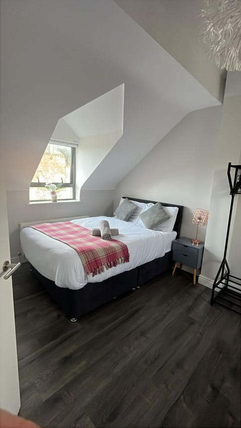 LARGE 3 BEDROOM HOME, 3 BATHROOMS, FREE PARKING, FAST WIFI House in Belfast