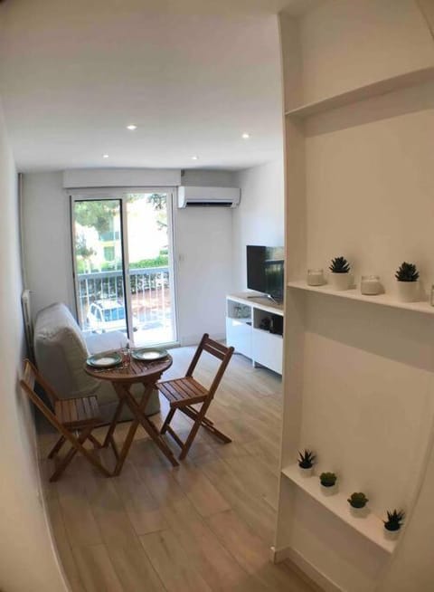 TV and multimedia, Living room, air conditioner