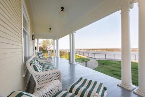 Clifton House - Big River South - Mississippi River Views, Queen Suite Bed and Breakfast in Natchez