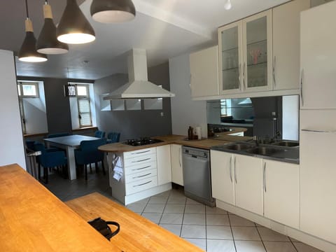 Maison 6 ch avec jacuzzi, PROMO AUTOMNE 2025 House in Bourgoin-Jallieu