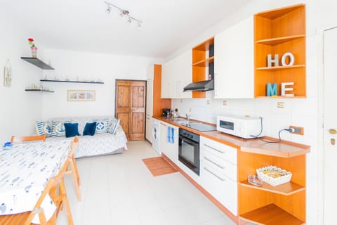 Communal lounge/ TV room, Bed, TV and multimedia, Kitchen or kitchenette, Living room, Dining area, minibar, pet friendly, stove, washing machine, kitchen