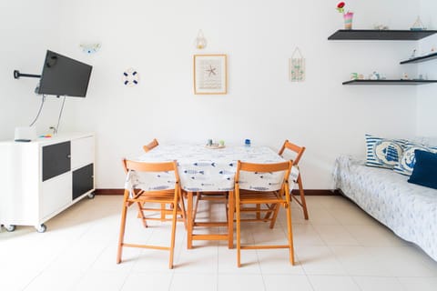 Communal lounge/ TV room, Bed, TV and multimedia, Living room, Lounge or bar, Seating area