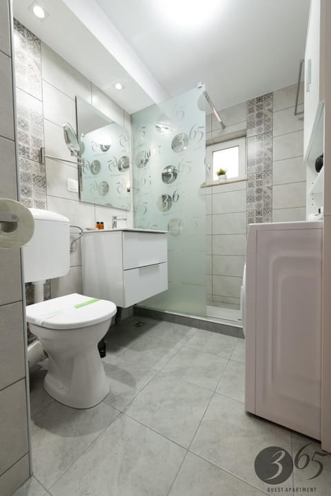 Shower, Toilet, Bathroom, heating, towels