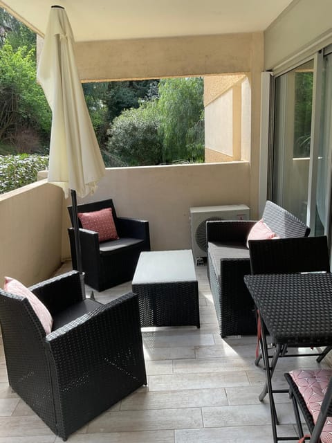 Patio, Dining area