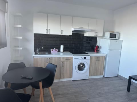 Coffee/tea facilities, Kitchen or kitchenette, Dining area, stove, toaster, washing machine