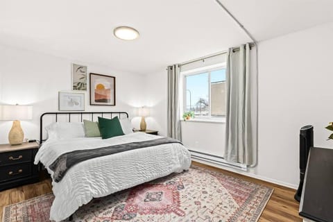 Spacious 1BR Flat near Downtown Royal Oak Apartment in Royal Oak