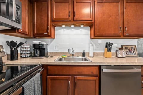 Spacious 1BR Flat near Downtown Royal Oak Apartment in Royal Oak