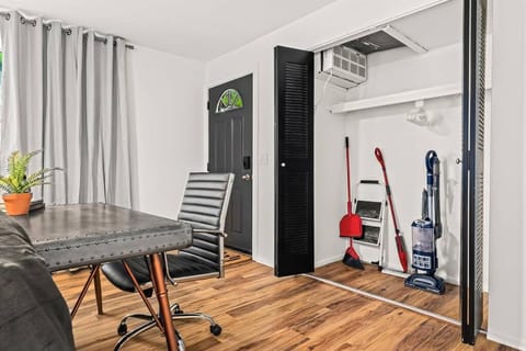 Spacious 1BR Flat near Downtown Royal Oak Apartment in Royal Oak