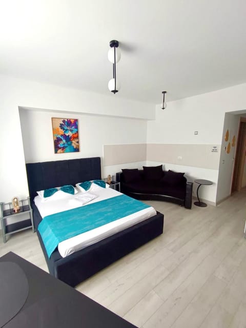 Bed, Photo of the whole room, Seating area