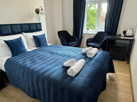 Bed, Living room, Photo of the whole room, Seating area, Bedroom, towels