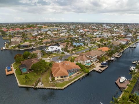 Waterfront Home With Heated Pool/Jacuzzi and only 1mile to beach House in Marco Island