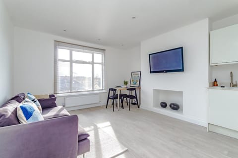 TV and multimedia, Kitchen or kitchenette, Living room, Seating area, Dining area