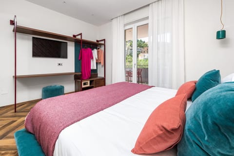 Bed, TV and multimedia, Bedroom, wardrobe