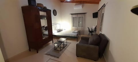 Bed, TV and multimedia, Photo of the whole room, Seating area, Bedroom