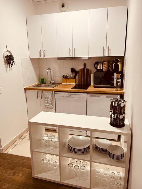 Coffee/tea facilities, Kitchen or kitchenette, minibar, stove