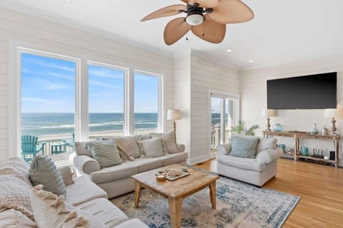 Topsail Treasure's - Oceanfront Luxury Spa Pool House in North Topsail Beach