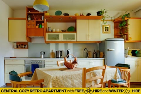 Kitchen or kitchenette, Dining area, oven