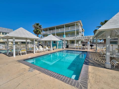 Day, Pool view, Swimming pool, sunbed