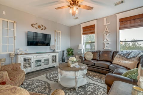 Jonestown Condo on Lake Travis with 2 Balconies! Apartment in Jonestown