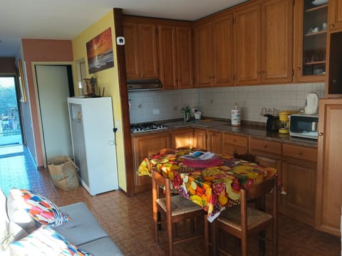 Coffee/tea facilities, Kitchen or kitchenette, Dining area, oven, stove, toaster