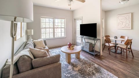 Landing Modern Apartment with Amazing Amenities (ID8014X44) Apartment in Covington