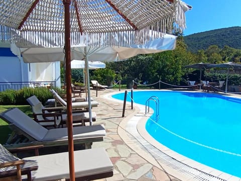 Spring, Day, Swimming pool, sunbed