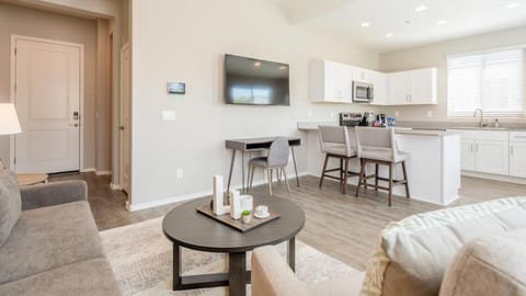 Landing Modern Apartment with Amazing Amenities (ID6533X33) Apartment in Litchfield Park