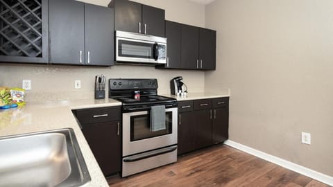 Landing Modern Apartment with Amazing Amenities (ID8400X74) Apartment in Town N Country