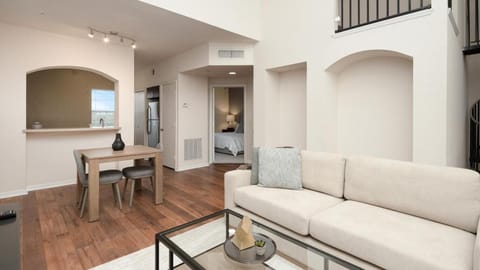 Landing Modern Apartment with Amazing Amenities (ID8400X74) Apartment in Town N Country