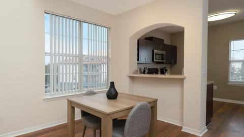 Landing Modern Apartment with Amazing Amenities (ID8400X74) Apartment in Town N Country