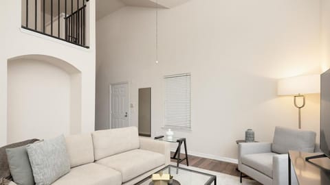 Landing Modern Apartment with Amazing Amenities (ID8400X74) Apartment in Town N Country