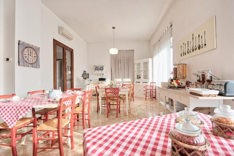 Lounge or bar, Breakfast