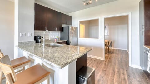 Landing Modern Apartment with Amazing Amenities (ID7781X02) Apartment in Town N Country