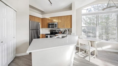 Landing Modern Apartment with Amazing Amenities (ID7578X85) Apartment in Highlands Ranch