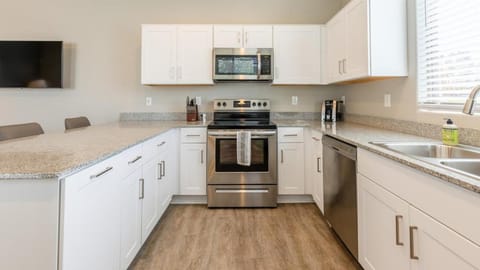 Landing Modern Apartment with Amazing Amenities (ID7894X89) Apartment in Estrella Village