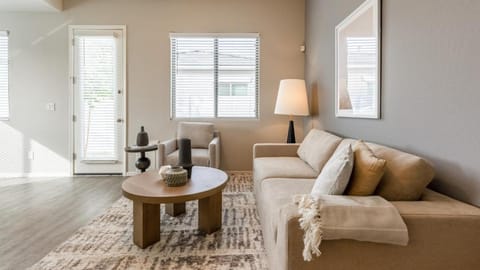 Landing Modern Apartment with Amazing Amenities (ID7894X89) Apartment in Estrella Village