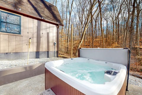 Hot Tub, Game Room! Home 12 Mi to Dtwn Nashville House in Indiana