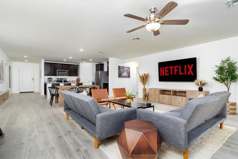 Communal lounge/ TV room, TV and multimedia, Living room, Seating area, Dining area, Evening entertainment, fireplace