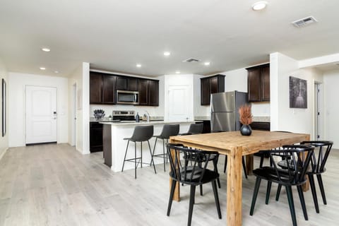 Kitchen or kitchenette, Dining area, minibar, pet friendly, stove