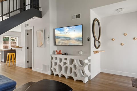 Geometric Loft renovated, hip, pets, poolspa House in Solana Beach