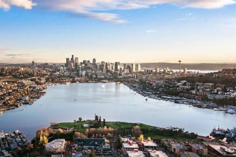 Seattle Charm, near university,3 BR,W&D, fast wifi Apartment in Lake Union