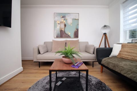 Spacious 5 Bedroom | with Fenced Backyard Apartment in Newport