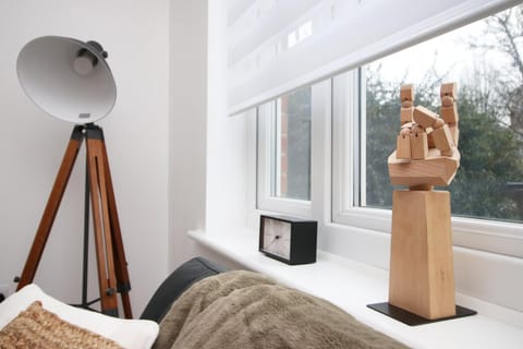 Spacious 5 Bedroom | with Fenced Backyard Apartment in Newport