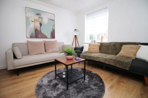 Spacious 5 Bedroom | with Fenced Backyard Apartment in Newport