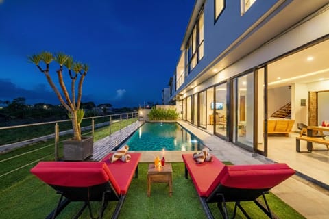 Property building, Swimming pool, sunbed
