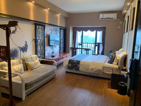 Bed, TV and multimedia, Living room, Photo of the whole room, Seating area, towels, air conditioner