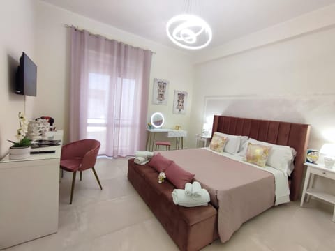 Bed, TV and multimedia, Bedroom, towels